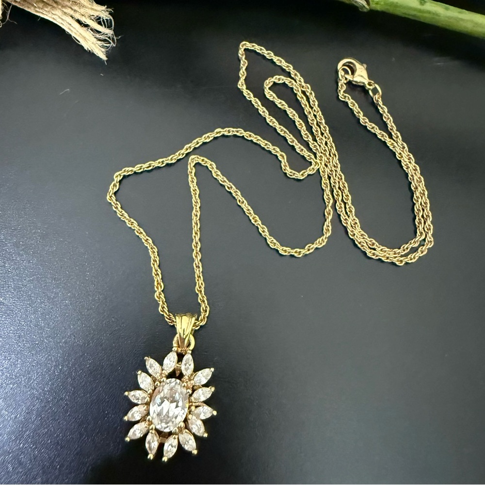 Vintage Unsigned Gold-tone Rope Chain Crystal Flower Pendant 17” Necklace 5g.